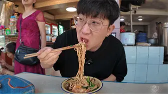 How do people in Chongqing wake up to a spicy broth?